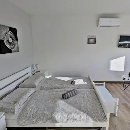 Mit Privatpool Fuer 6 Personen Ca 150 Qm In Pomer, Istrien Istrische Riviera *