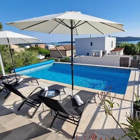Mit Privatpool Fuer 6 Personen Ca 150 Qm In Pomer, Istrien Istrische Riviera 度假居 *