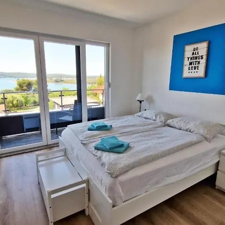 Mit Privatpool Fuer 6 Personen Ca 150 Qm In Pomer, Istrien Istrische Riviera